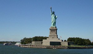 Frihetsgudinnan med båt i New York USA